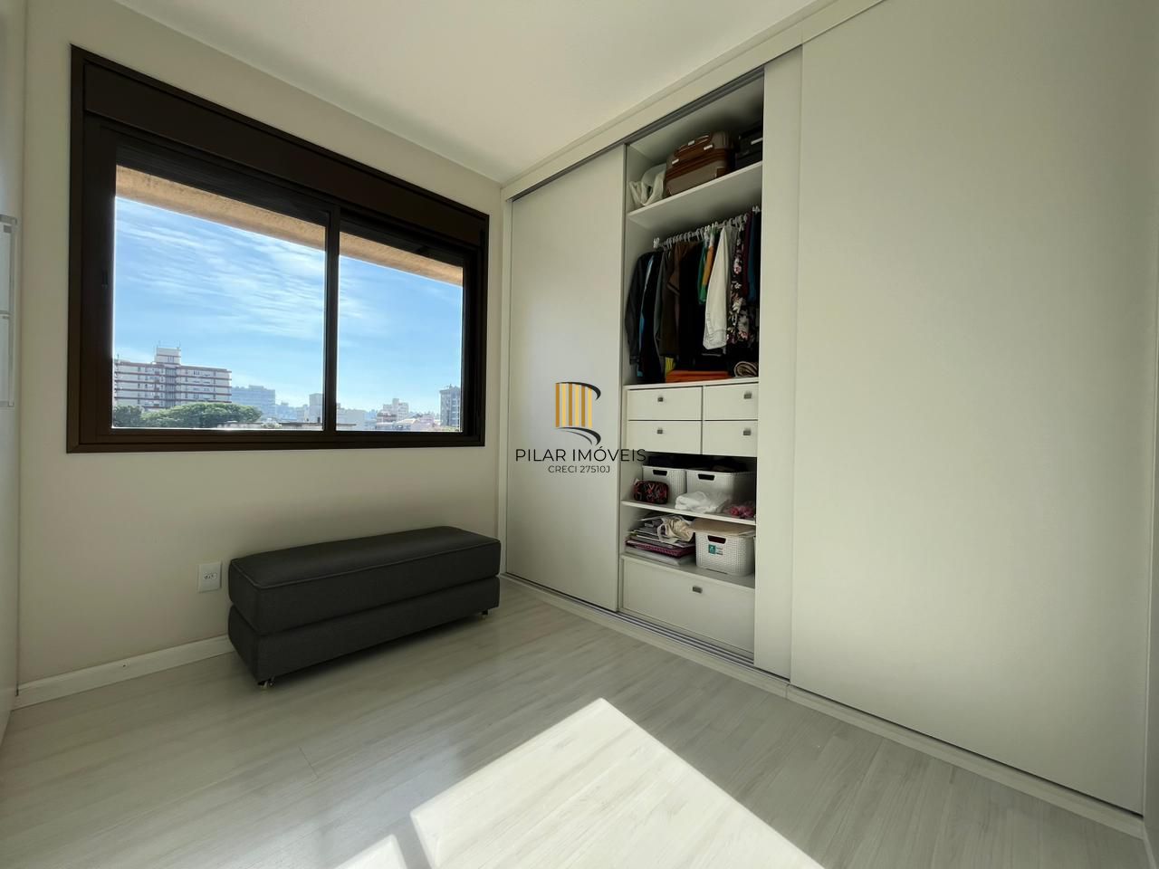 Vende-se apartamento com 2 quartos, suíte e sacada com churrasqueira – 74 m² - Bom Fim