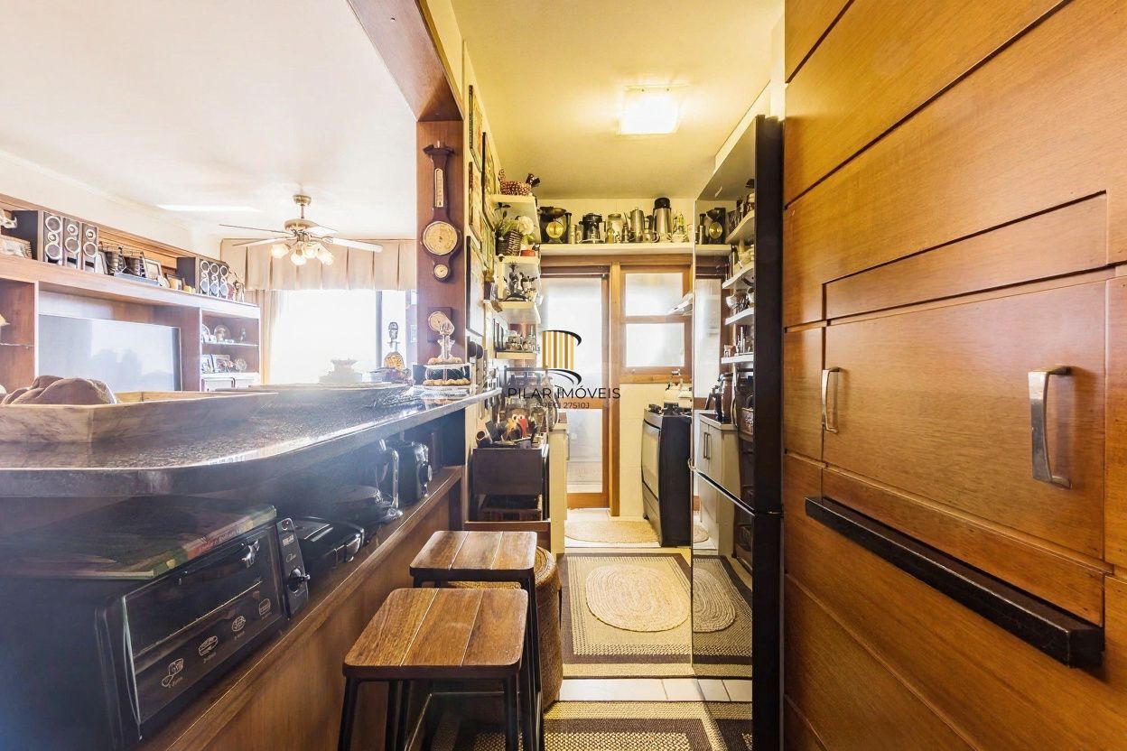 Vende-se apartamento com 2 quartos (1 suíte), 75 m² e churrasqueira - Petrópolis