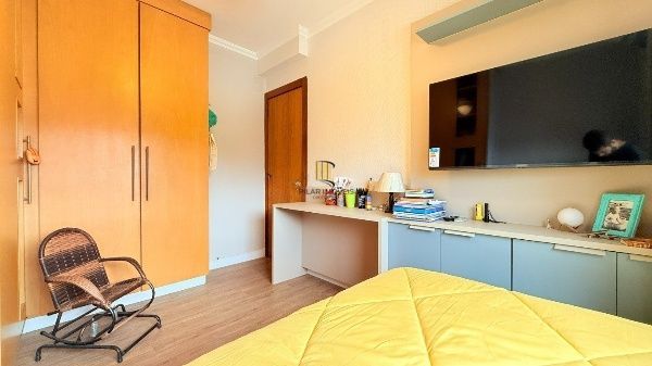 Vende-se apartamento com 2 quartos, 81 m²e 2 vagas – Petrópolis