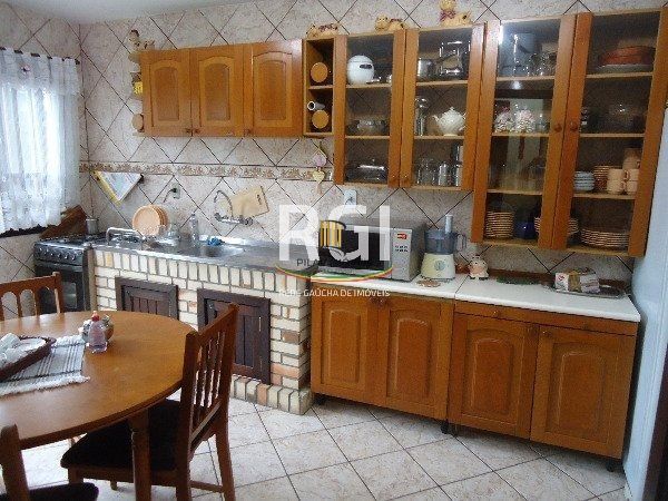 Casa à Venda – 320m², 3 Dormitórios (1 Suíte), 5 Vagas – Partenon