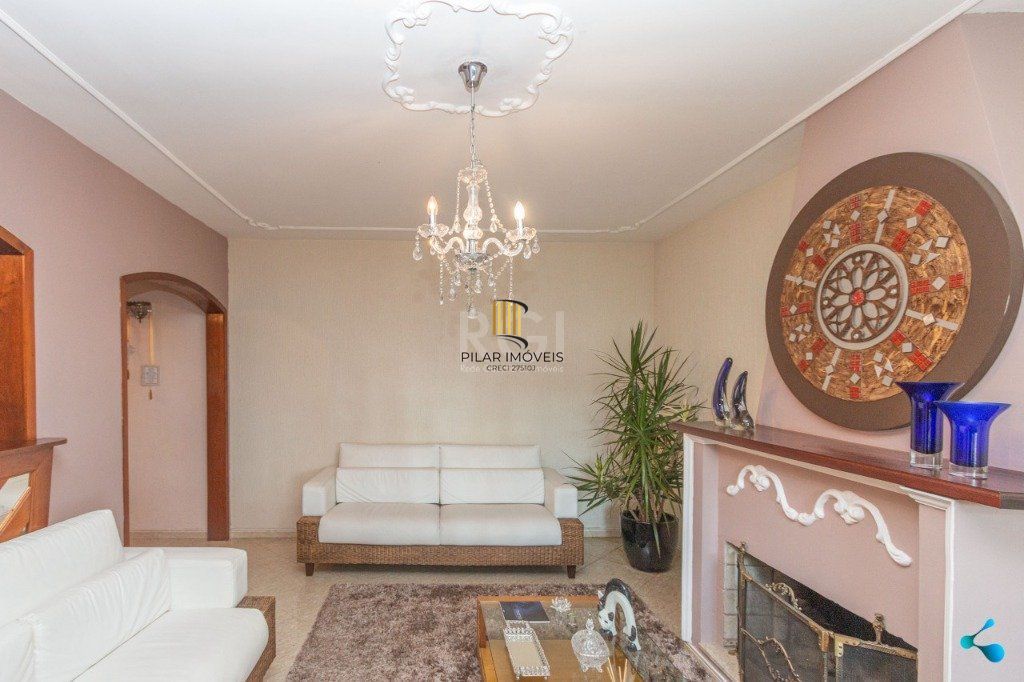 Casa para Venda - 240m², 3 dormitórios, sendo 1 suites, 3 vagas - Partenon