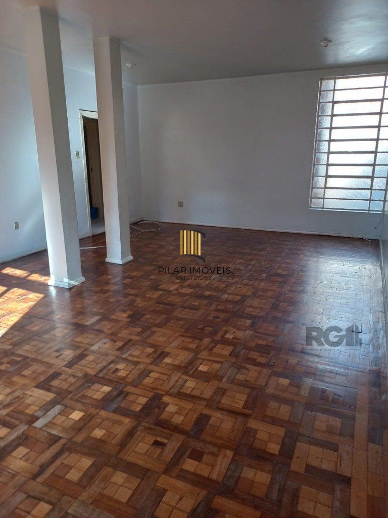 Apartamento com 4 dormitórios, com uma sacada no Bairro São João.