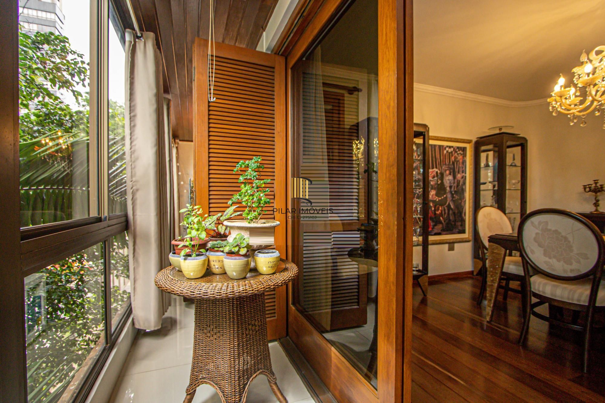 Apartamento mobiliado com 4 quartos, hidromassagem e 2 vagas -254 m²- Petrópolis