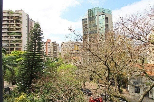 Vende-se amplo apartamento 3 quartos com suíte e 2 vagas no coração do Moinhos de vento, com 134m²