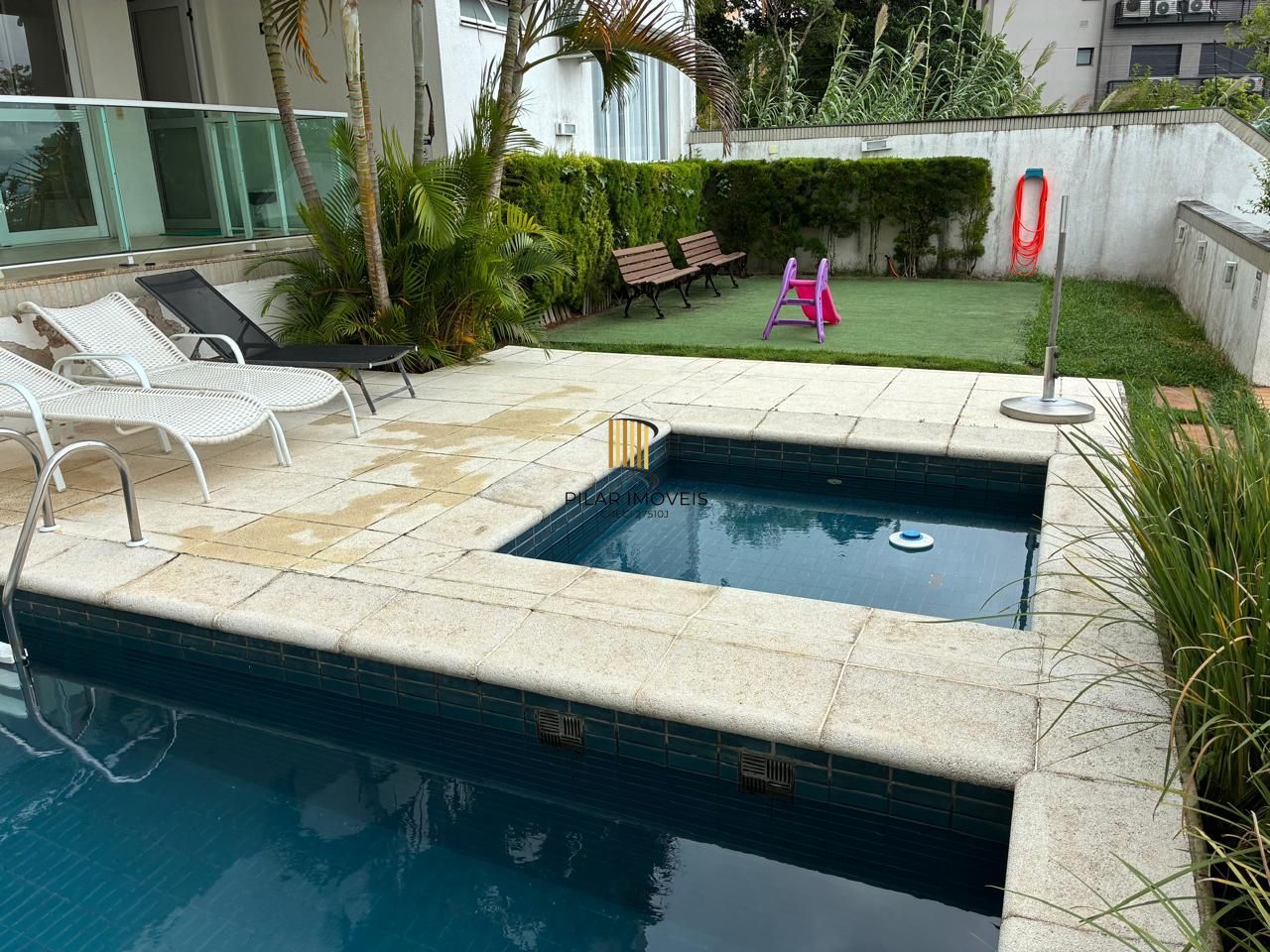 Vende-se amplo apartamento 3 quartos com suíte e 2 vagas no Menino Deus  - 158,4m²