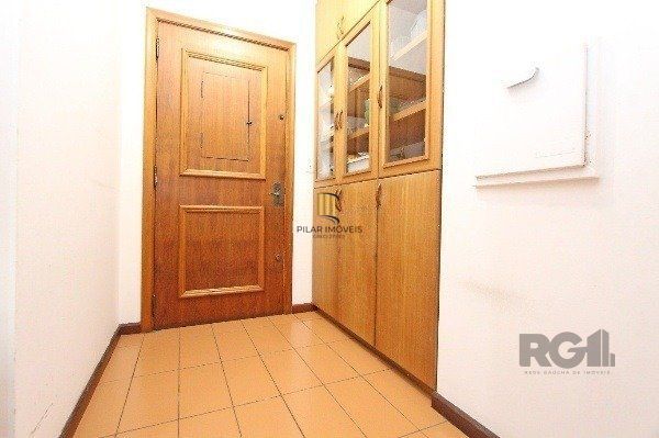 Vende-se amplo apartamento 3 dorm c/ suíte, 2 vagas cobertas, dependência completa, living com sacada - 233m² - Moinhos de Vento