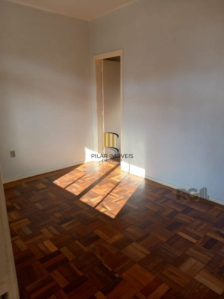 Apartamento com 4 dormitórios, com uma sacada no Bairro São João.