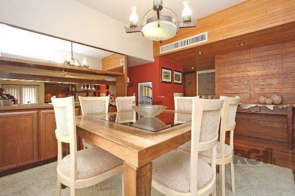 Vende-se amplo apartamento 3 dorm c/ suíte, 2 vagas cobertas, dependência completa, living com sacada - 233m² - Moinhos de Vento