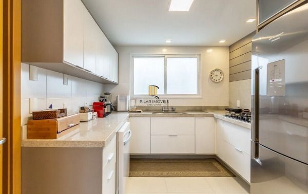 Apartamento mobiliado, 3 suítes, 2 vagas – 126m² – Petrópolis