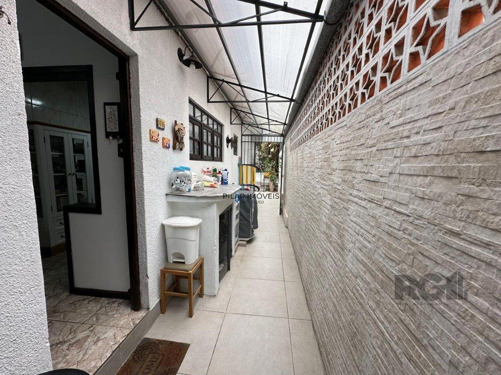 Vende-se ampla casa 3 quartos com hidro, 2 vagas, living com ladeira e salão de festas com churrasqueira - 260m² - Medianeira