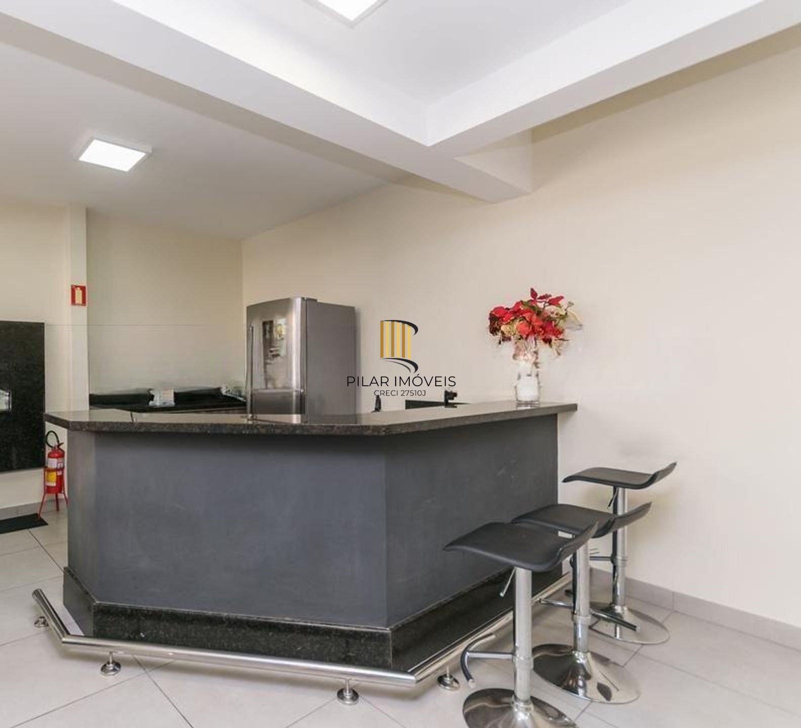 Vende-se apartamento com 2 quartos, 78m² e 1 vaga - Bom Fim