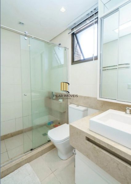 Vende-se apartamento com 3 suítes, 3 vagas e 136 m² - Petrópolis