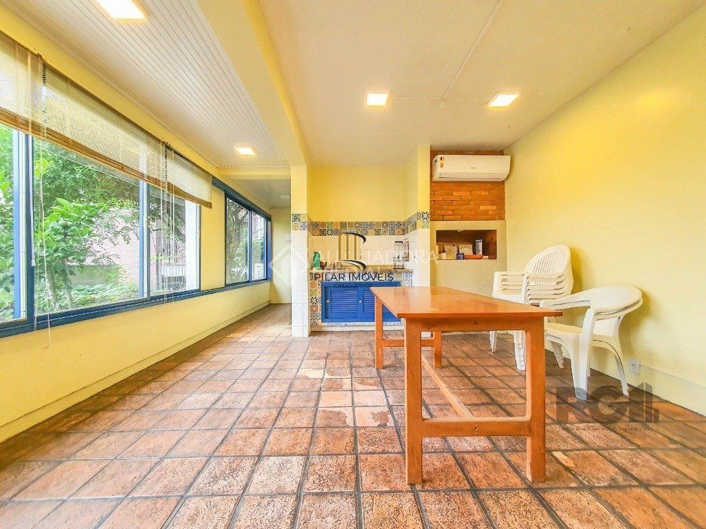 Vende-se excelente cada 3 quartos com suíte, 4 vagas, anexo comn salão de festas, podendo ser usada para fins comerciais - 255m² - Chácara das Pedras