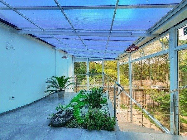 Vende-se excelente cada 3 quartos com suíte, 4 vagas, anexo comn salão de festas, podendo ser usada para fins comerciais - 255m² - Chácara das Pedras