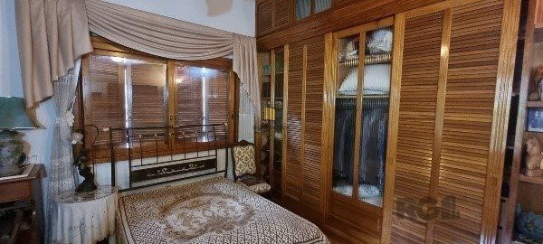 Vende-se ampla casa 6 quartos, 2 suítes, 5 vagas de garagem, churrasqueira e duas entradas individuais - 360m² - Chácara das Pedras