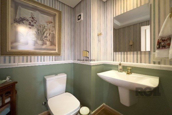 Apartamento de 3 Dormitórios com Suíte e 2 Vagas no Bairro Petrópolis - 160m²