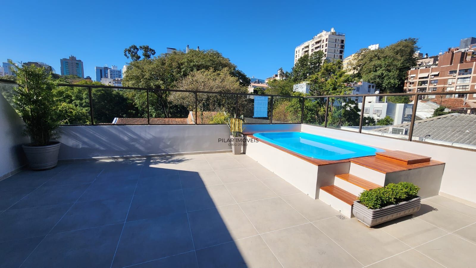 Vende-se cobertura com 2 quartos(2 suítes), piscina, 2 vagas e 235 m² – Mont`Serrat