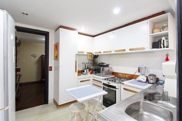 Vende-se amplo apartamento 3 quartos com suíte e 2 vagas no coração do Moinhos de vento, com 134m²