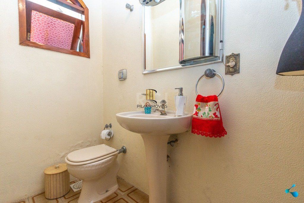 Casa para Venda - 240m², 3 dormitórios, sendo 1 suites, 3 vagas - Partenon