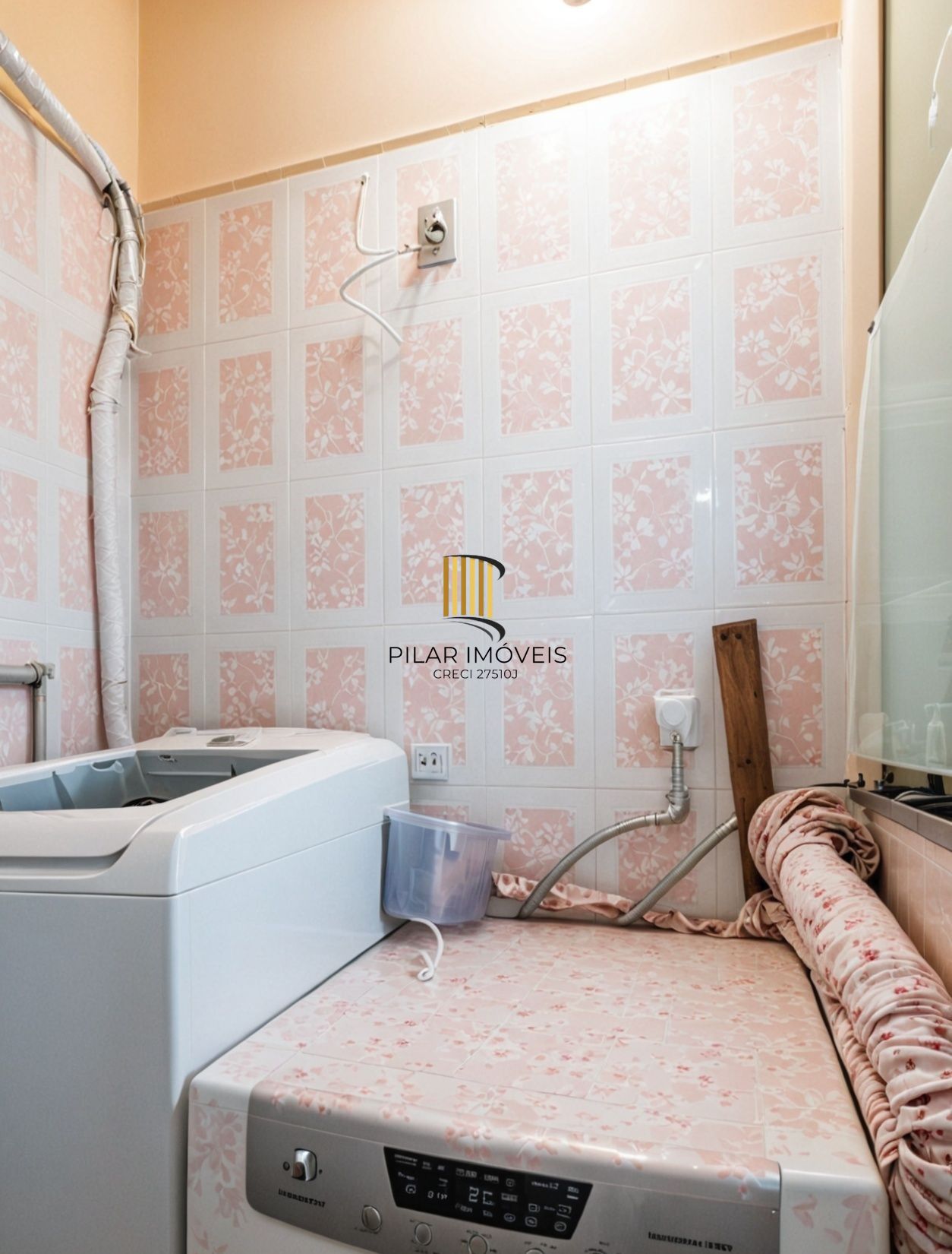 Vende-se amplo apartamento com 3 quartos(1 suíte), 95m² e sacada - Petrópolis
