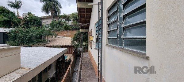 Vende-se ampla casa 6 quartos, 2 suítes, 5 vagas de garagem, churrasqueira e duas entradas individuais - 360m² - Chácara das Pedras