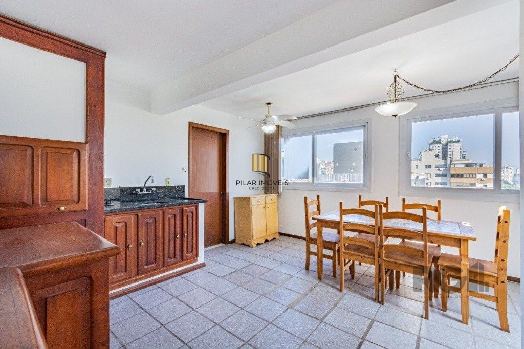 Vende-se ampla cobertura com 3 dormitórios 3 vagas - 269m² - Bairro Moinhos de Vento