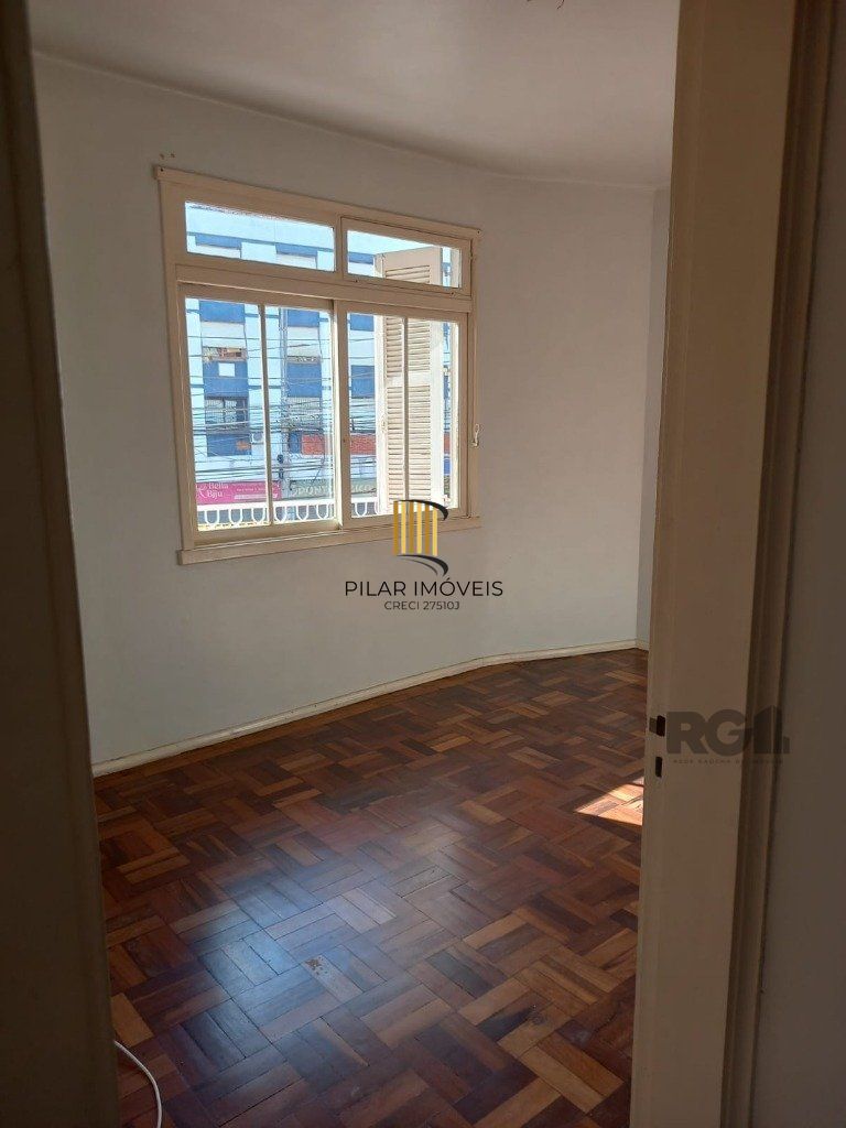 Apartamento com 4 dormitórios, com uma sacada no Bairro São João.