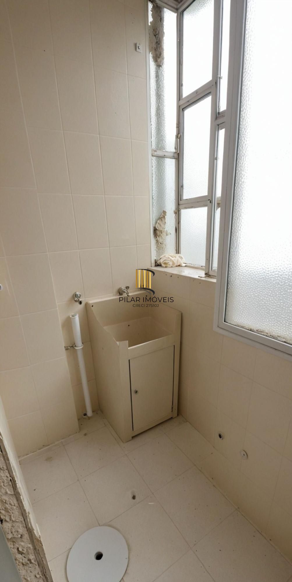 Vende-se apartamento de 1 dormitório e 45m² - Menino Deus