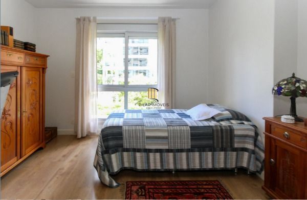 Vende-se amplo apartamento de 195m², 3 Suítes, 3 Vagas, localizado no bairro Bela Vista