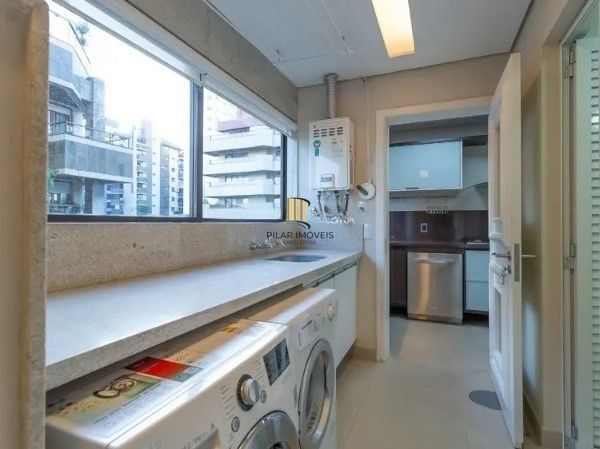 Vende-se amplo apartamento luxuoso 3 suítes e 3 vagas, hidro, mobiliado, dependência completa - 221m² - Bela Vista