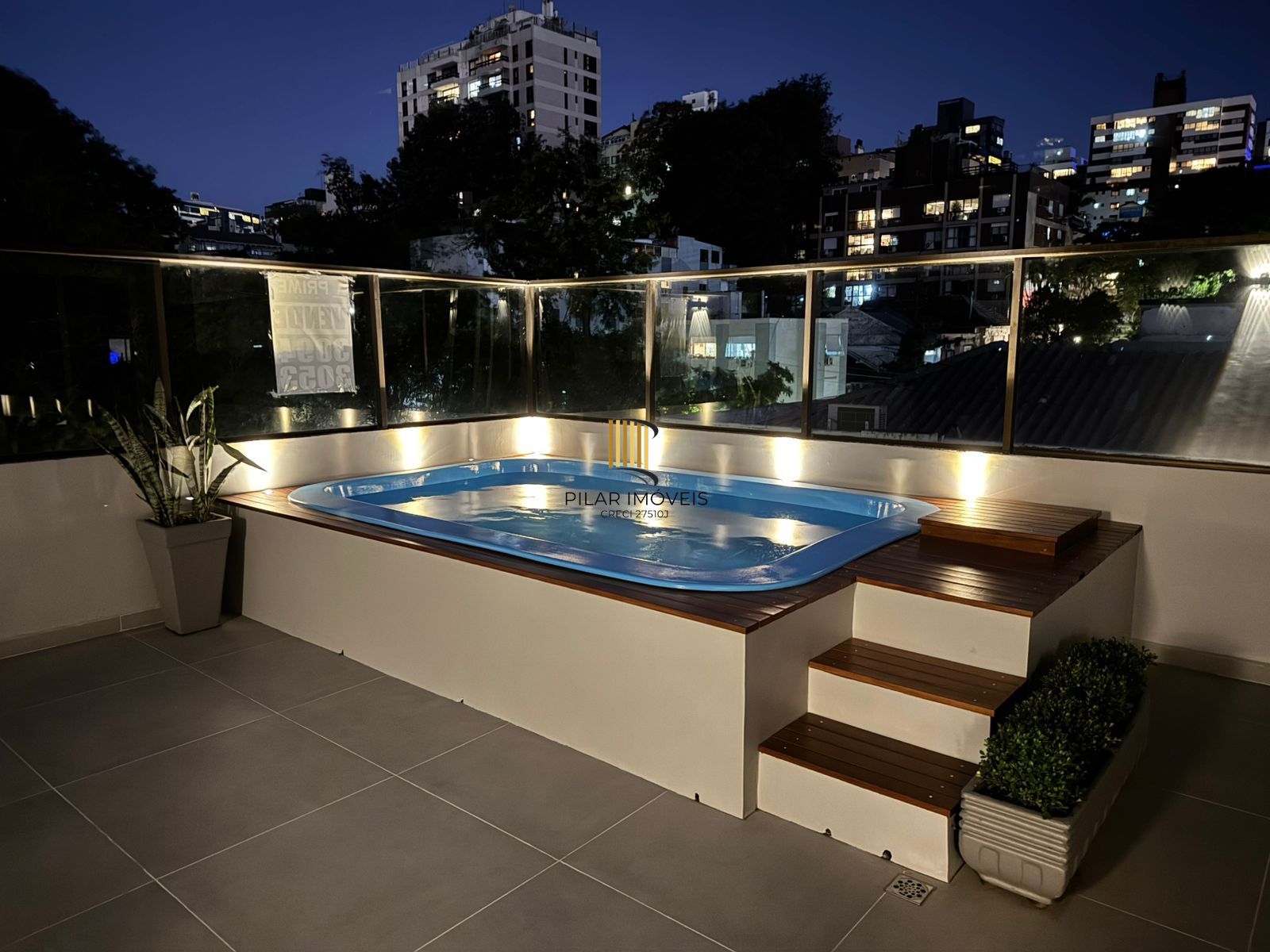 Vende-se cobertura com 2 quartos(2 suítes), piscina, 2 vagas e 235 m² – Mont`Serrat