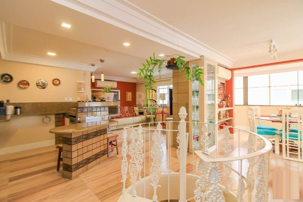 Cobertura para Venda - 252m², 3 dormitórios, sendo 1 suites, 2 vagas - Menino Deus