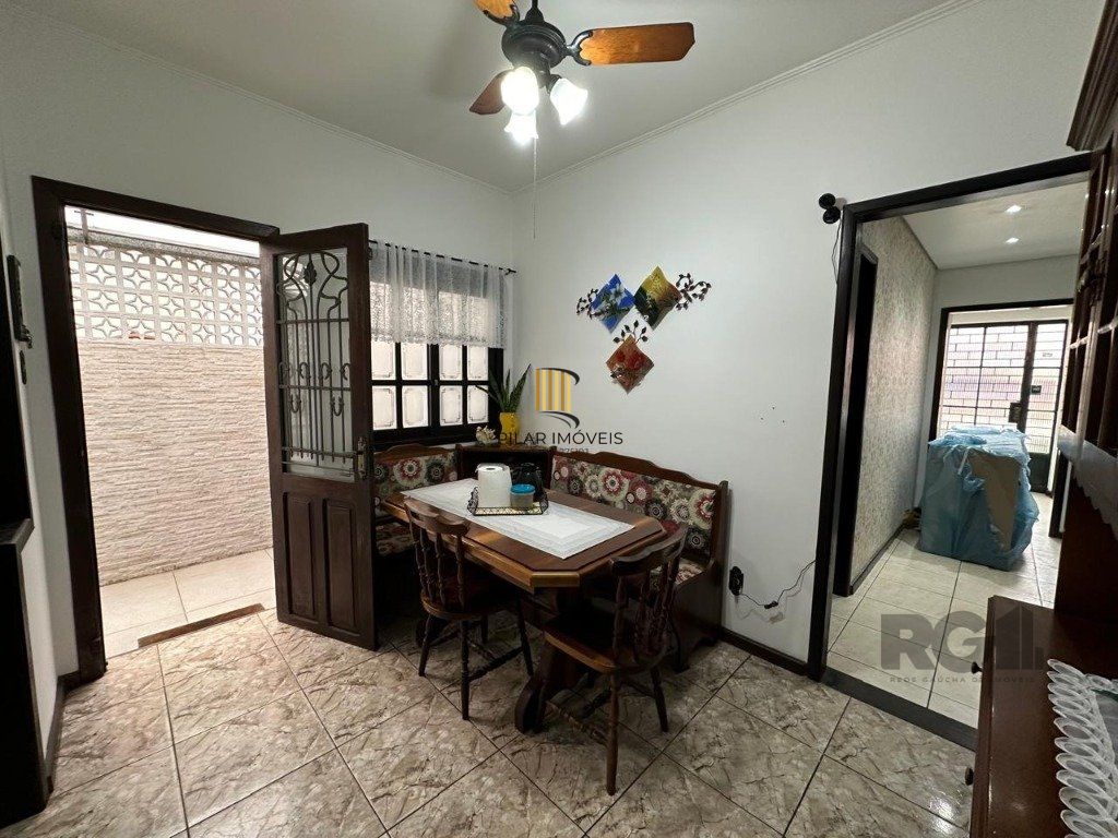 Vende-se ampla casa 3 quartos com hidro, 2 vagas, living com ladeira e salão de festas com churrasqueira - 260m² - Medianeira