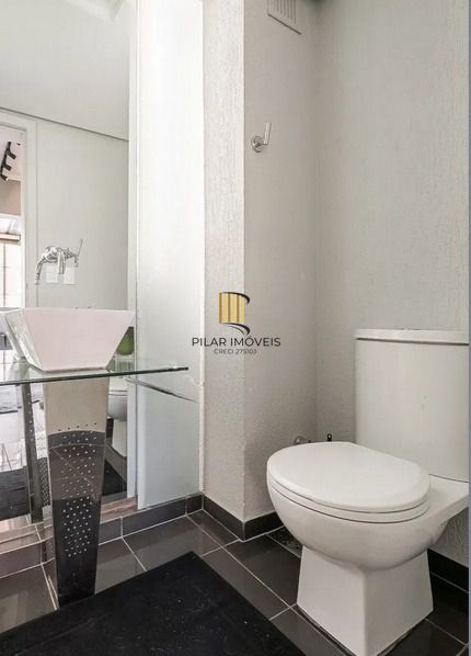 Vende-se cobertura com 2 dormitórios, sendo 1 suíte no bairro Auxiliadora