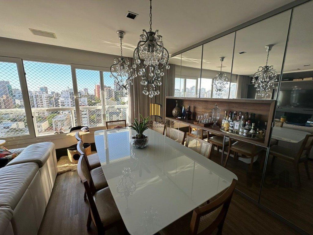 Vende-se luxuoso apartamento com 3 suítes, 2 vagas, lareira no bairro Rio Branco com 133m²