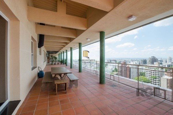 Amplo Apartamento de 3 quartos com suíte e 2 sacadas, com Vista para o Guaíba e 1 Vaga - Moinhos de Vento - 126m²