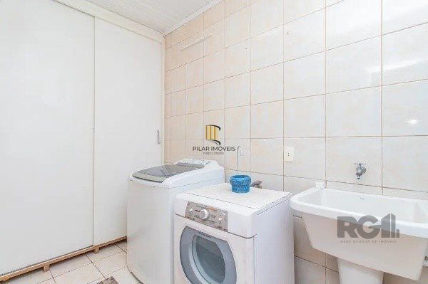 Casa  impecável com 3 quartos (1 suíte) e 2 vagas cobertas,