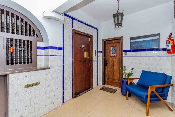 Vende-se apartamento com 2 quartos, sacada e 1 vaga – 113 m² – Moinhos de Vento