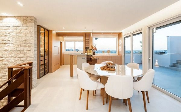 Vende-se luxuosa cobertura com 270m²- 3 suítes, 3 vagas e piscina no Auxiliadora