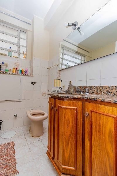 Vende-se apartamento com 2 quartos, sacada e 1 vaga – 113 m² – Moinhos de Vento