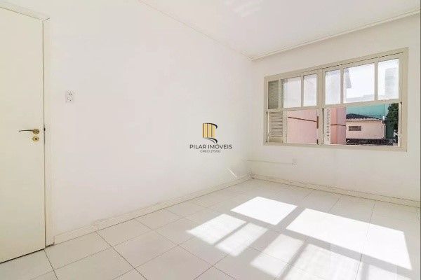Vende-se apartamento semi-mobiliado de 2 quartos - Menino Deus