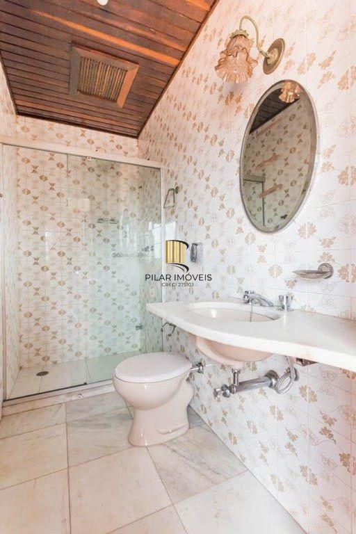 Vende-se ampla cobertura com 3 quartos (1 suíte), 283m² e 2 vagas - Petrópolis