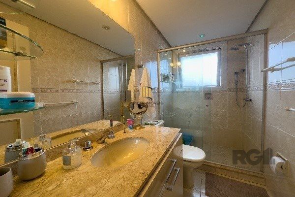 Apartamento de 3 Dormitórios com Suíte e 2 Vagas no Bairro Petrópolis - 160m²