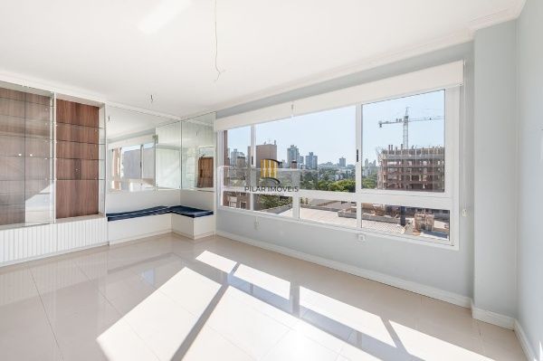 Vende-se apartamento com 2 quartos (1 suíte), 74m² e 2 vagas – Petrópolis