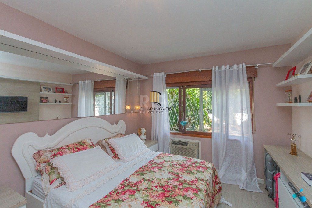 Casa para Venda - 240m², 3 dormitórios, sendo 1 suites, 3 vagas - Partenon