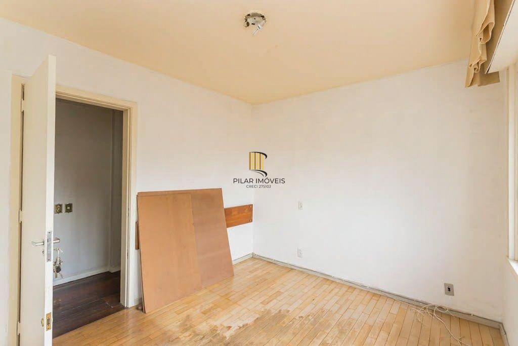 Vende-se ampla cobertura com 3 quartos (1 suíte), 283m² e 2 vagas - Petrópolis
