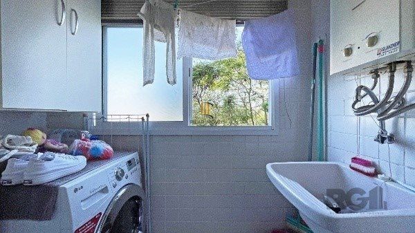 Apartamento de 2 dormitórios, 1 suíte e 1 vaga de garagem coberta e escriturada no bairro Floresta