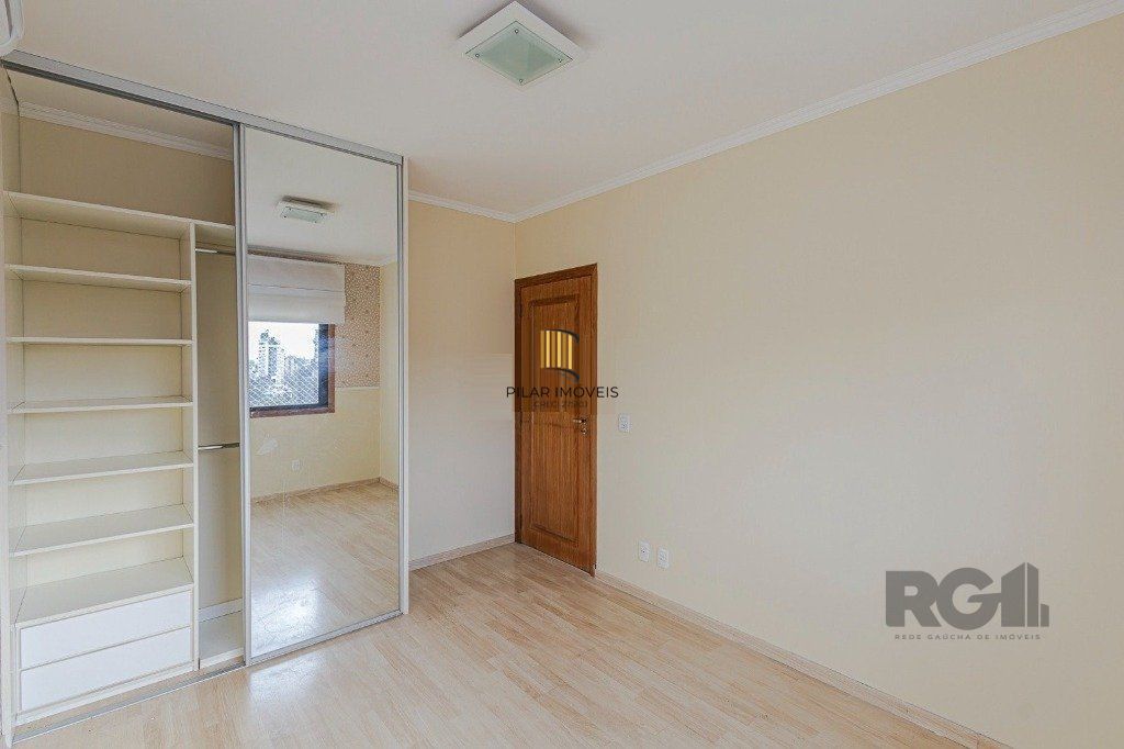 Vende-se excelente apartamento 3 quartos c/ suíte, 2 vagas, living com lareira, sacada e churrasqueira - 97m² - Auxiliadora