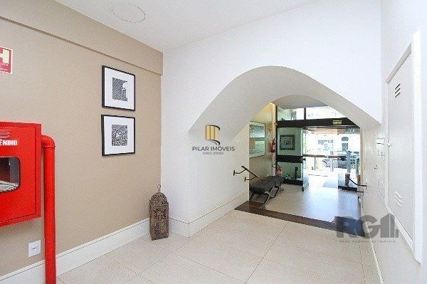 Vende-se amplo apartamento 3 quartos com suíte e 2 vagas no coração do Moinhos de vento, com 134m²