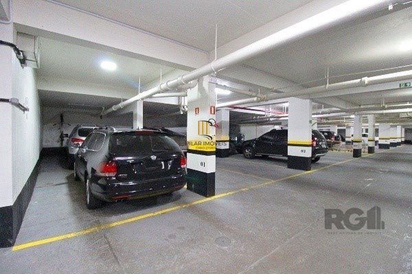 Vende-se amplo apartamento 3 quartos com suíte e 2 vagas no coração do Moinhos de vento, com 134m²
